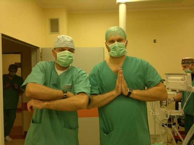 PAŹDZIERNIK


W Szpitalu Specjalistycznym w Prabutach "przy pracy" można było zobaczyć wybitnego chirurga, doktora nauk medycznych Macieja Śmietańskiego. 

Wybitny specjalista operował w prabuckim szpitalu