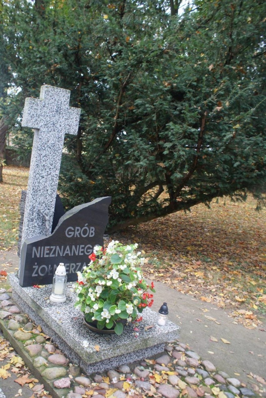 Cmentarz przy Sanktuarium Matki Bożej Księżnej Sieradzkiej w Charłupi Małej (ZDJĘCIA)