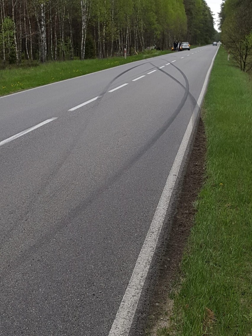 Dachowanie BMW na drodze ze Szczecinka do Czarnego [zdjęcia]