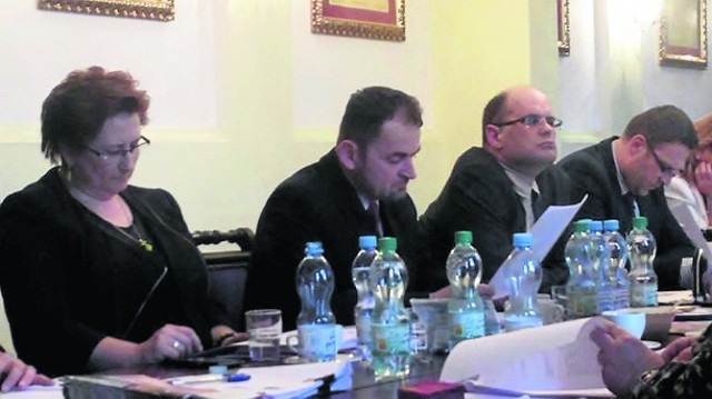 Radny Jacek Hepner (drugi z lewej) otrzymał od dowódce JWK wypowiedzenie
