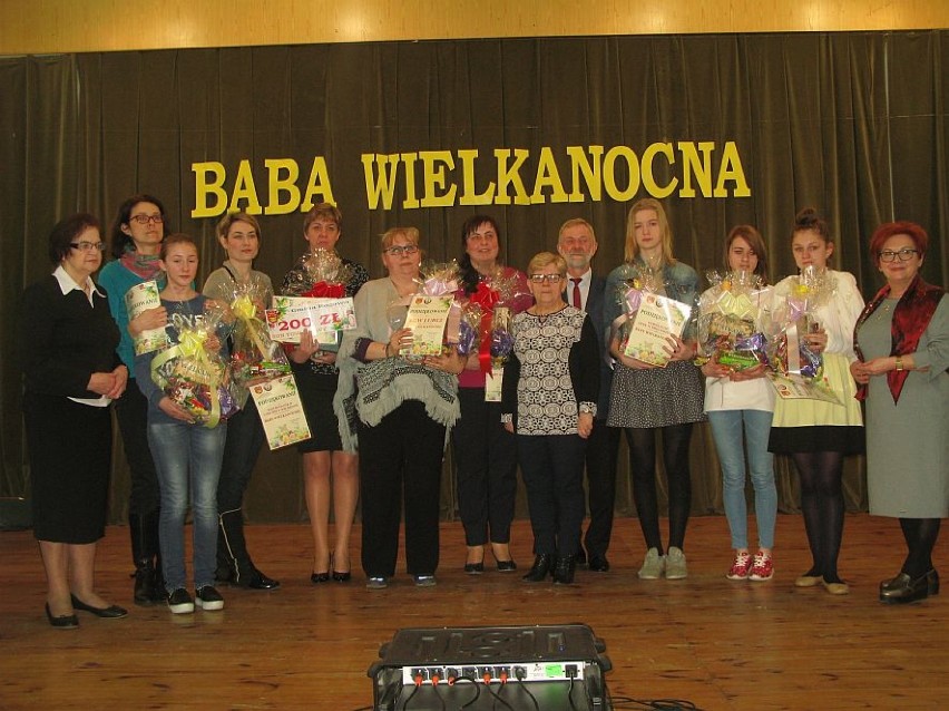 Uczestnicy konkursu na babkę wielkanocną w Rogowie.