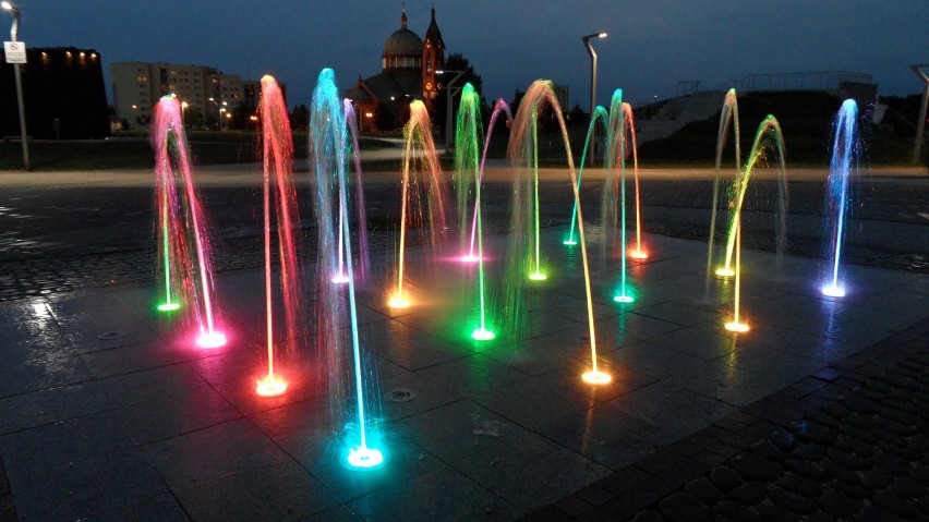 Kolorowa fontanna przy Karolinie w Tychach