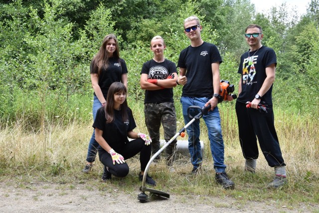 Wolontariusze Gwoździa koszą trawniki w Piekarach Śląskich. Akcja "Chcę iść na ławkę"