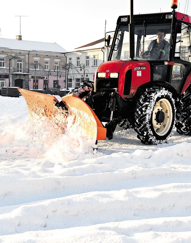 Przy odśnieżaniu pracują 3 ciągniki oraz 5 samochodów