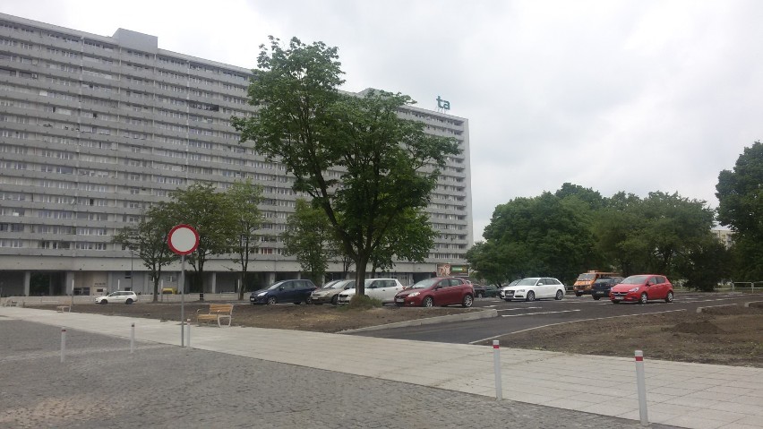 Parking na działce po wyburzonym pałacu ślubów w Katowicach