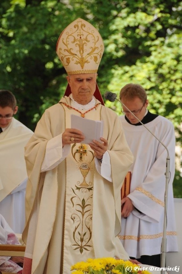 Kard. Tarciosio Bertone wygłosił homilę, w kt&oacute;rej zachęcił wiernych m.in: do dbałości o chrześcijańską drogę, odkrywania piękna eucharystii i wspierania rodzin. fot. P. Drzewiecki