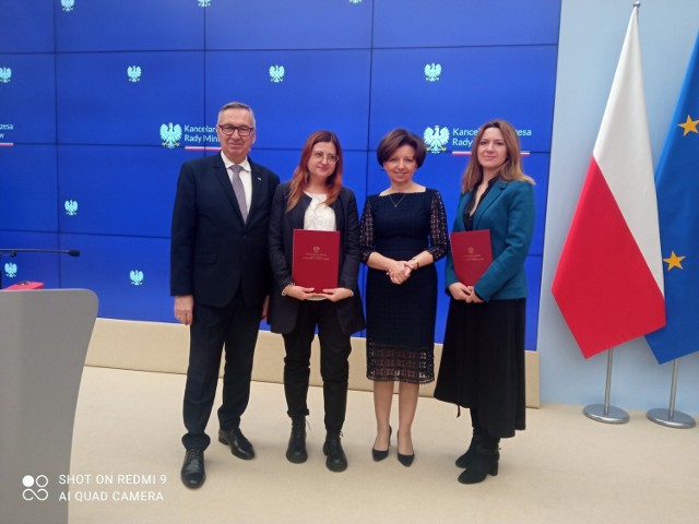 Marta Gąsienica-Gronikowska otrzymała nagrodę ze inicjatywę i pomoc w realizacji przy programie socjalnym dla rodzin z Grójca.