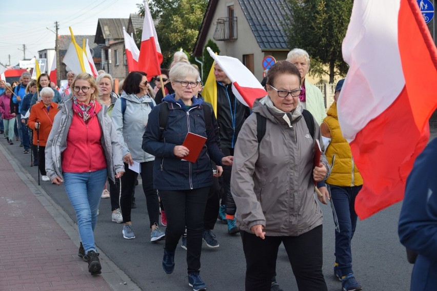 Ze śpiewem i modlitwą pokonali trasę wiodącą przez wioski...