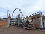 Stadion Sandecji Nowy Sącz w budowie. Rośnie trybuna od ulicy Kilińskiego. Oto najnowsze zdjęcia 