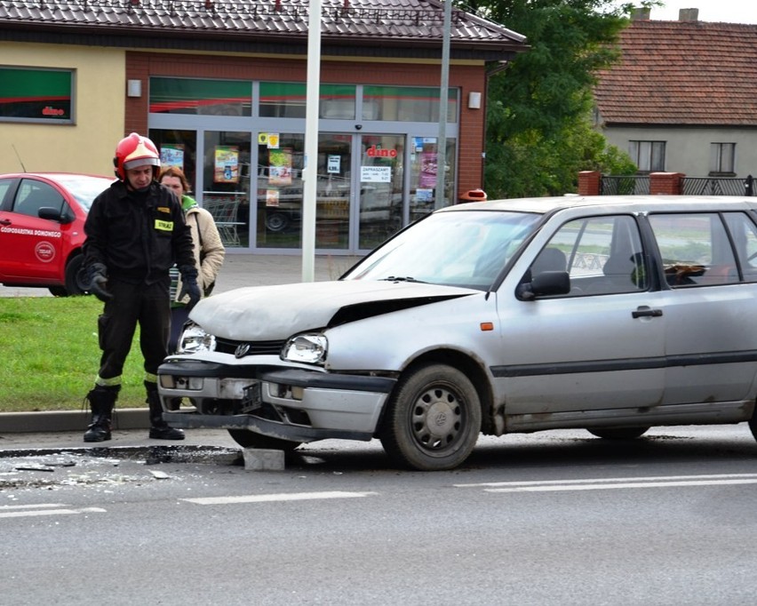 Wypadek w Jarocinie: Dwa samochody zderzyły się na ulicy...