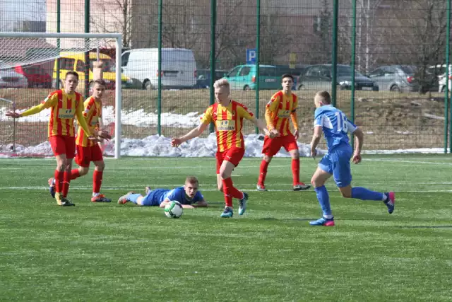 Fragment derbowego meczu Korona Kielce - Juventa Starachowice Centralnej Ligi Juniorów do lat 17, w którym kielczanie (żółto-czerwone stroje) wygrali 2:0