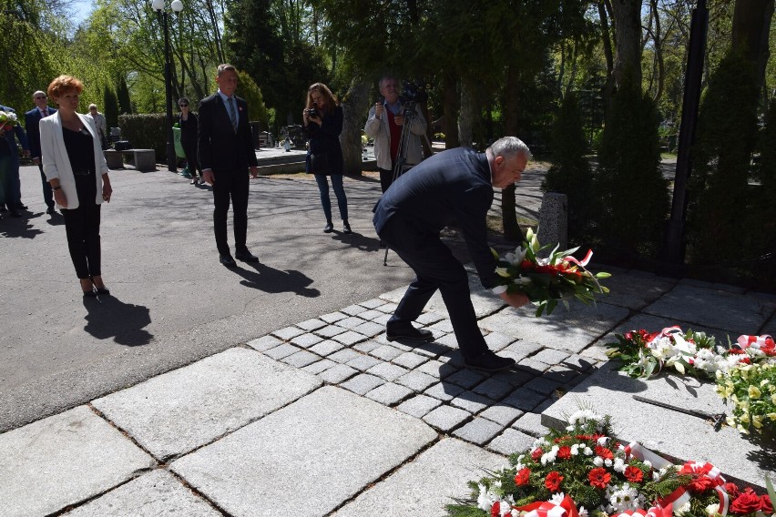 Delegacja szczecineckiego ratusza składa kwiaty na...