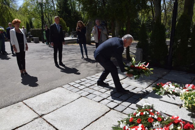 Delegacja szczecineckiego ratusza składa kwiaty na symbolicznej mogile akowców