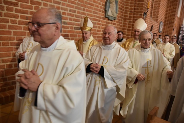 W diecezji zielonogórsko-gorzowskiej jest około pół tysiąca kapłanów. W katedrze na Mszy Krzyżma była część z nich.