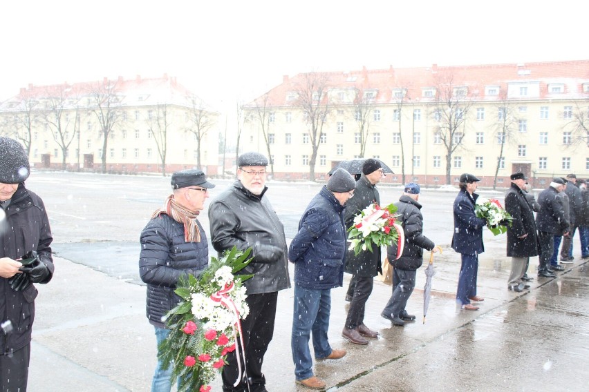 Wojskowa „barbarka" 2021 w Głogowie. Byli artylerzyści złożyli kwiaty przy pomniku w jednostce 