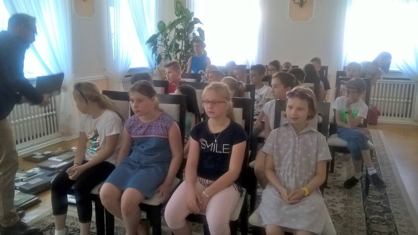 Uczniowie z pleszewskiej Dwójki zobaczyli, jak funkcjonuje Urząd Miasta i Gminy w Pleszewie