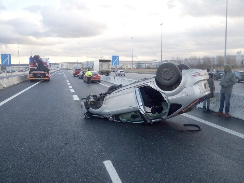 Dachowanie na zjeździe z autostrady A4 w Bochni, 21.02.2023