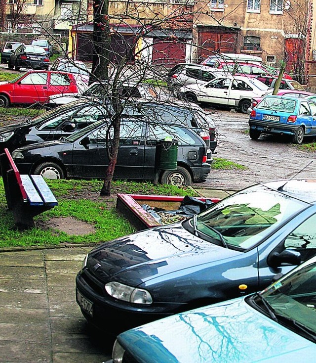Mieszkańcy ul. Skłodowskiej mają na podwórku parking