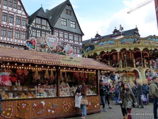 Frankfurcki &quot;Weihnachtsmarkt&quot; - jarmark rozciąga się pomiędzy Starym miastem na R&ouml;merberg. Fot.Isabella Degen