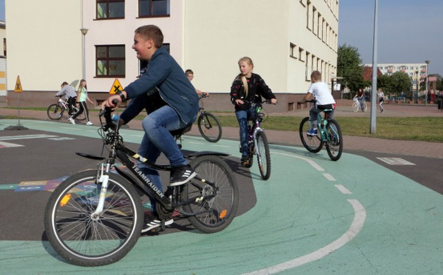 Dziś (wtorek) uczniowie trzech klas ze Szkoły Podstawowej nr 11 im. Jana Heweliusza na osiedlu Mniszek zdobywali swoje pierwsze "prawo jazdy". Po pomyślnie zdanych testach przyszedł czas na pokaz umiejętności w poruszaniu się jednośladem po zadanej trasie.