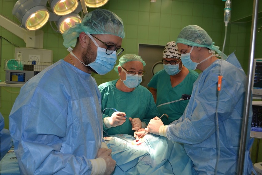 Operacje tarczycy jeszcze bezpieczniejsze. Oddział chirurgii w Kościerzynie wzbogacił się o neuromonitor [ZDJĘCIA]