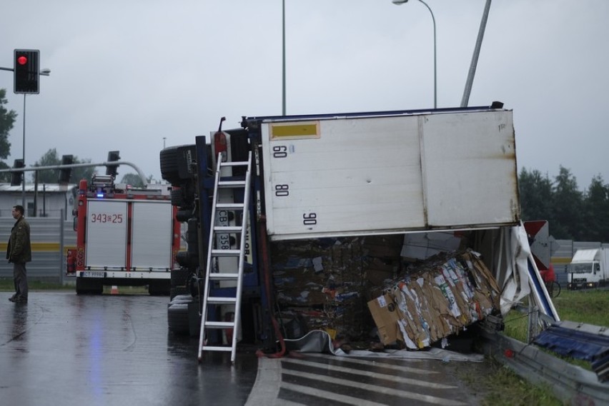 Wypadek ciężarówki w Lubiczu Dolnym. Droga zablokowana...