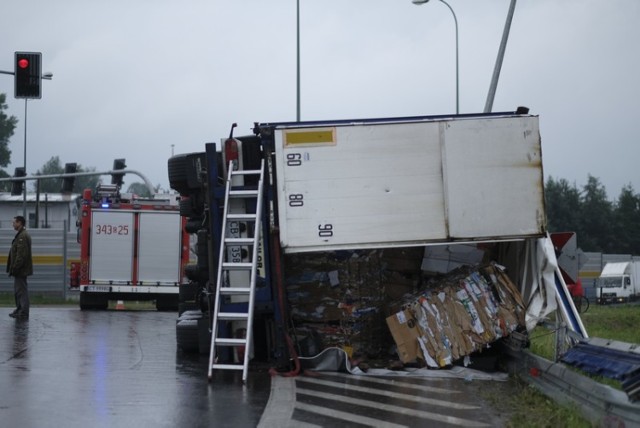 Wypadek ciężarówki w Lubiczu Dolnym. Droga zablokowana [ZDJĘCIA]