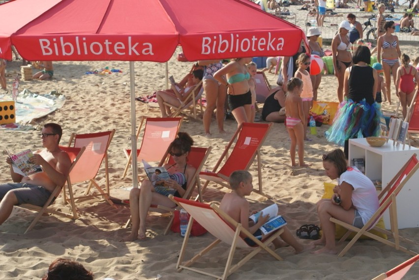 Biblioteka na plaży gwarantuje atrakcje