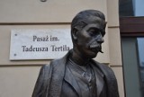 Tarnów. Co z binoklami burmistrza Tadeusza Tertila? Rzeźba w centrum Tarnowa stoi niekompletna drugi miesiąc 