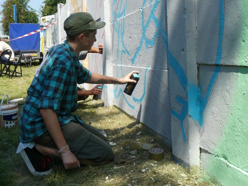 Graffiti powstaje na ogrodzeniu stadionu przy ulicy...