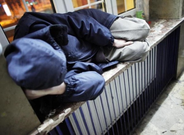 Policja w Kole sprawdzi miejsca, w których przebywają bezdomni