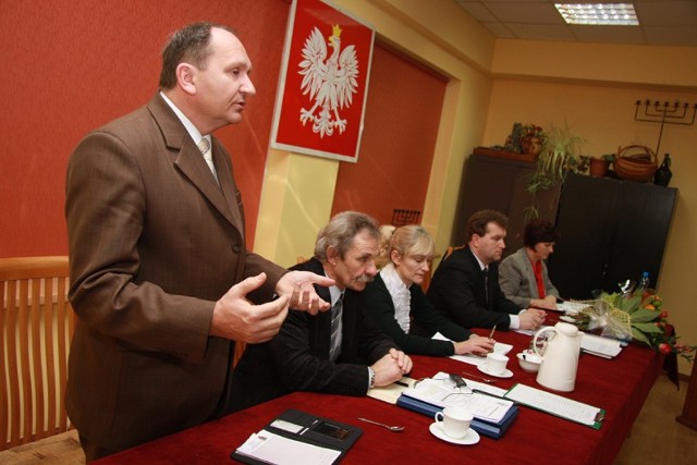 Starosta Zbigniew Potyrała (pierwszy z lewej) mówił o formach współpracy powiatu z gminą Międzybórz