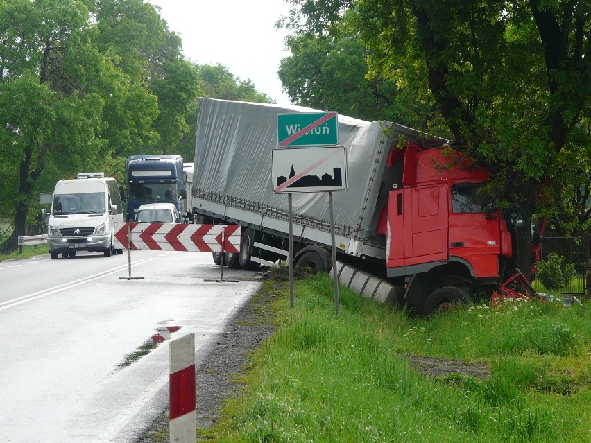 Wieluń: O włos od zderzenia dwóch ciężarówek. Jeden z kierowców ranny
