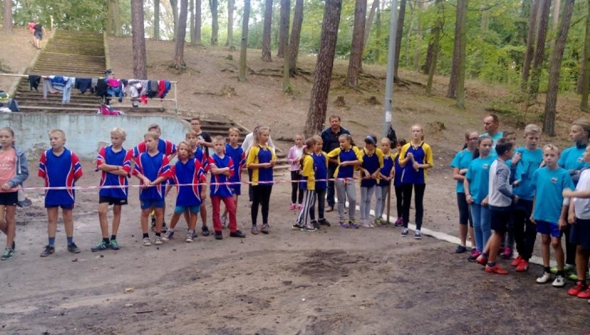 Sztafetowe biegi przełajowe o Mistrzostwo Powiatu odbyły się w parku 3 Maja w Chodzieży.