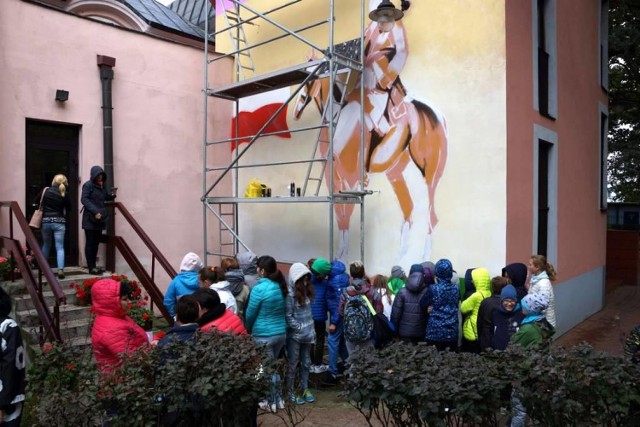 Powstaje kolejny mural na budynku Miejskiej Biblioteki Publicznej w Radomsku