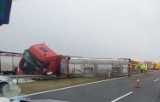 Wypadek na A4 w Mysłowicach. TIR wjechał w bariery i przewrócił się na bok. Utrudnienia w obu kierunkach