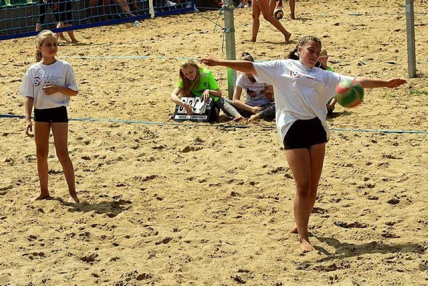 Turniej siatkówki plażowej w Tucholi z okazji 60. Dni Borów Tucholskich [zdjęcia]