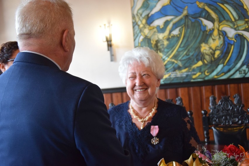 Złote Gody w Pucku. Seniorzy po raz drugi, po 50 latach poczuli się jak na ślubnym kobiercu. Gratulacje! | ZDJĘCIA, WIDEO