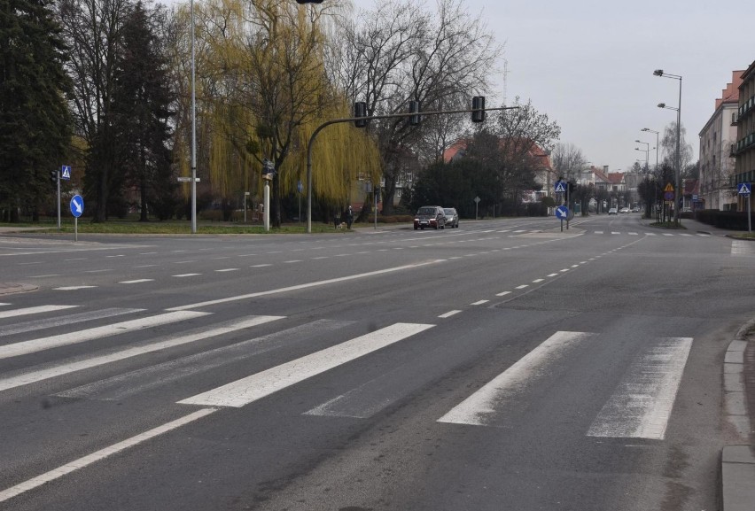 Wyludnione centra miast i miasteczek, pozamykane sklepy,...