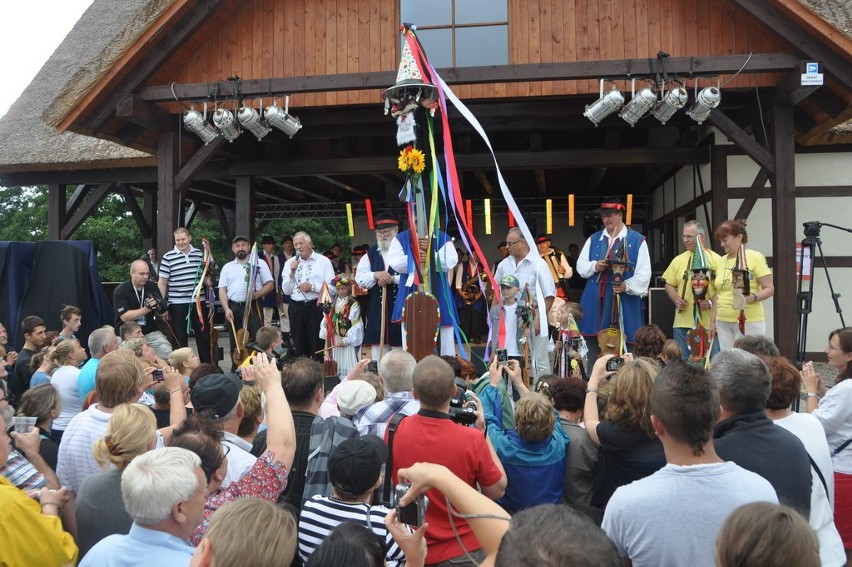 Na Ostrzyckim Lecie zagrali na największych diabelskich skrzypcach