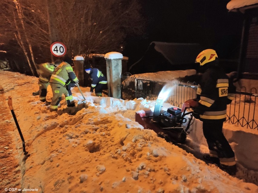 Droga do szkoły była zawalona śniegiem. Z pomocą przyszli nie drogowcy, ale... strażacy 