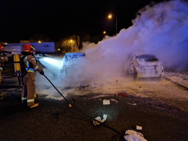 Pożar samochodów zaparkowanych przy ul. Cegielnianej w Tarnowie, 31.12.2022