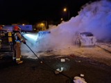 W Tarnowie spłonęły dwa samochody, trzeci uległ uszkodzeniu. Co było przyczyną pożaru przy ul. Cegielnianej?