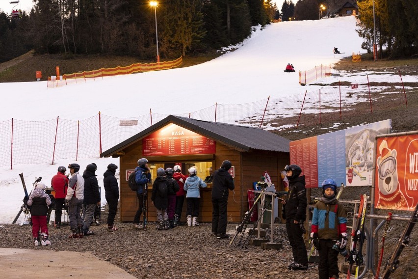 Gdzie jest śnieg? Coraz trudniejsza sytuacja na stokach narciarskich w Krynicy-Zdrój i okolicy 