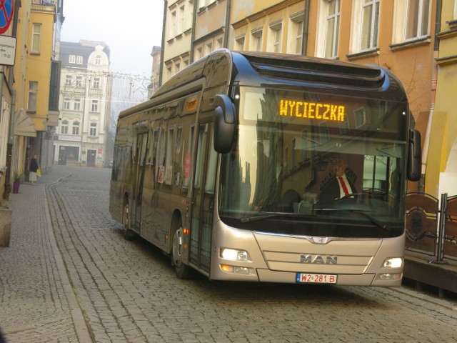 Hybrydowy autobus na ulicach Jeleniej Góry