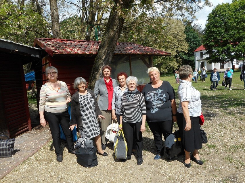 Klub Seniora Przyjaźń bawił się na grillu w Budach...