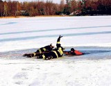 Rogoźnik: Ratownicy ze strażakami demonstrowali skuteczne sposoby ratowania ludzi spod lodu