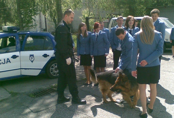 Braniewscy policjanci cyklicznie spotykają się z uczniami...