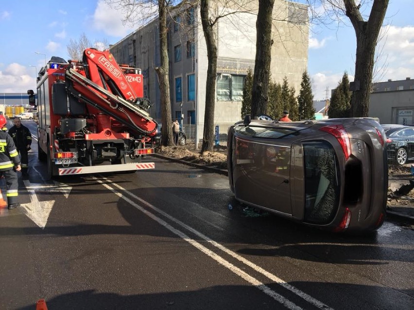 Katowice. Kolizja przy Castoramie na Roździeńskiego [ZDJĘCIA]. Hyundai na boku po zderzeniu z mini