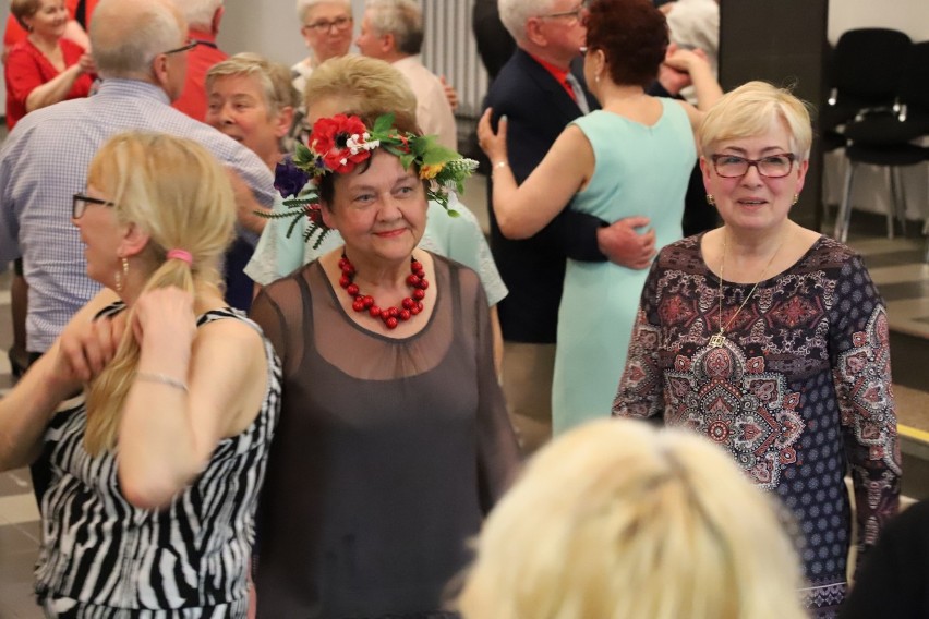 Złotowscy seniorzy bawili się na wieczorku tanecznym w WIR-ze [ZDJĘCIA]